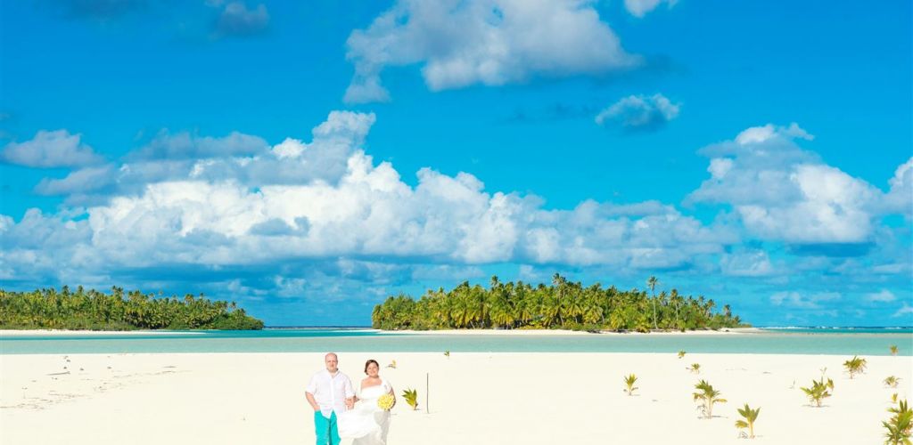 Hochzeit One Food Island Aitutaki - Paar am Strand - Cook Inseln