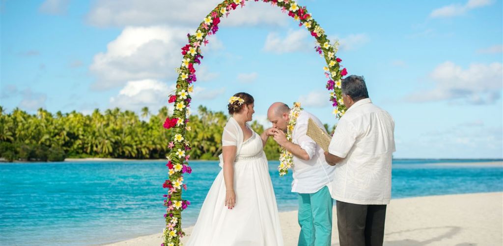 Hochzeit One Food Island Aitutaki - Blumenbogen Priester - Cook Inseln