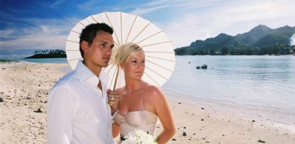 Heiraten Rarotonga - Paar am Strand - Cook Inseln
