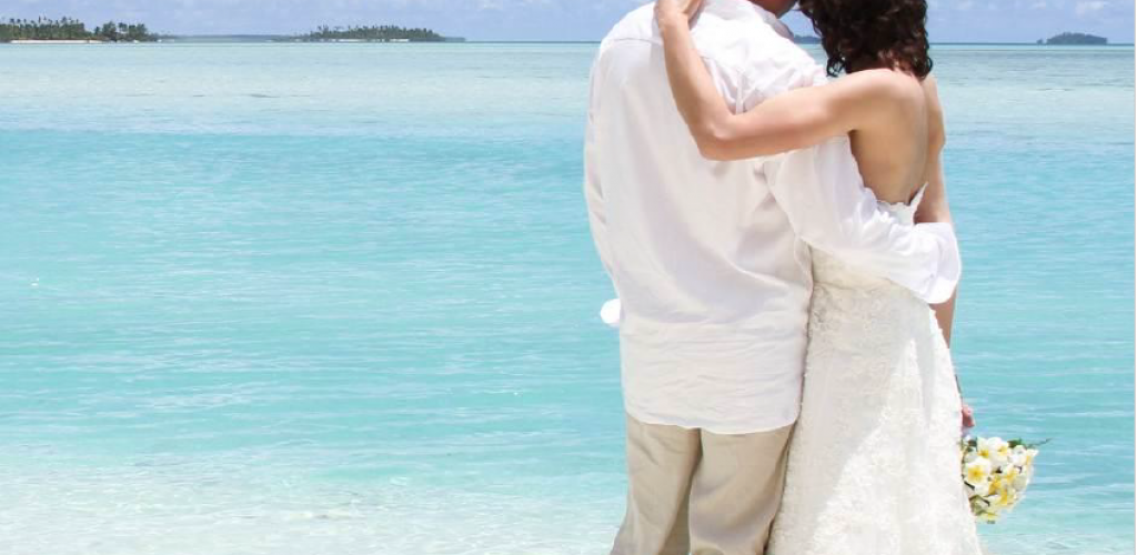 Heiraten Motu E'e Aitutaki - Brautpaar am Strand - Cook Inseln