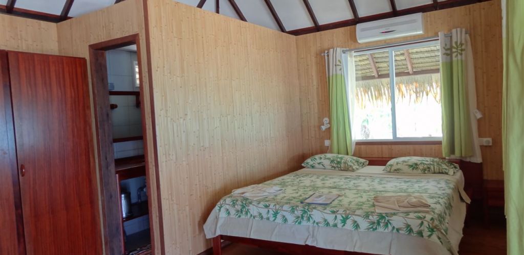 Pension Raira Lagon Rangiroa - Bungalow Innenansicht - Tahiti