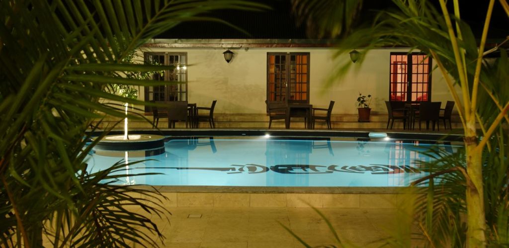 Hotel Hibiscus Koné - Pool beleuchtet - Neukaledonien