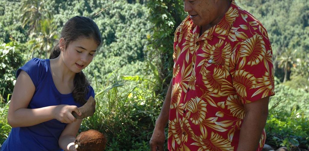 Ausflug Inselrundfahrt Rarotonga - Kokosnuss öffnen - Cook Inseln