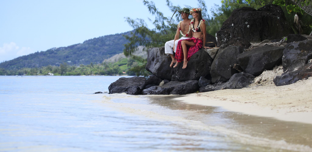 Heiraten in der Südsee - Paar am Meer - Französisch Polynesien