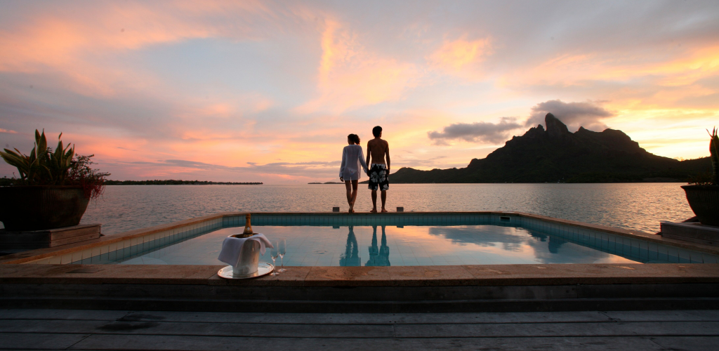 Heiraten in der Südsee - Paar am Pool - Bora Bora