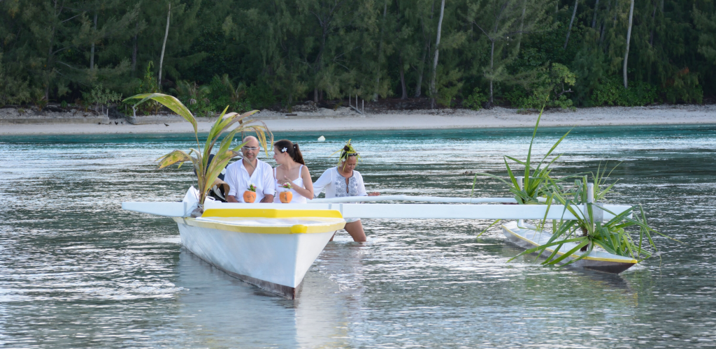 Heiraten in der Südsee - geschmücktes Auslegerkanu - Bora Bora