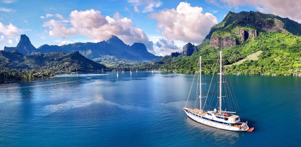 Kreuzfahrt Panorama II. - Schiff vor Moorea - Französisch Polynesien