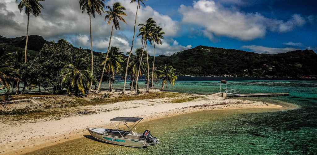 Tahaa Ausflug Arii Lagunentour - Boot am Strand - Tahiti
