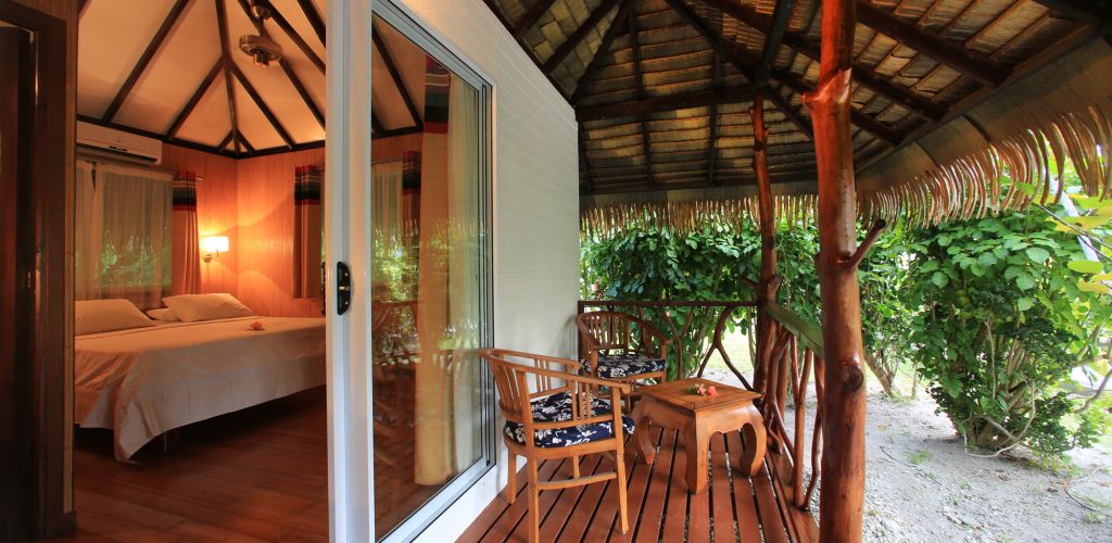 Pension Raira Lagon Rangiroa - Terrasse eines Gartenbungalows - Tahiti