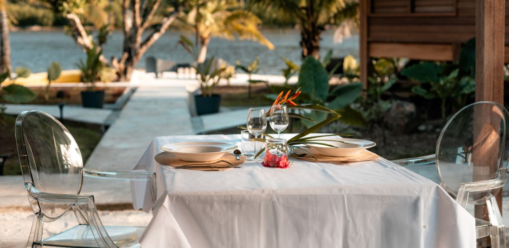Pension Anavai Lodge Taha'a - gedeckter Tisch am Strand - Tahiti