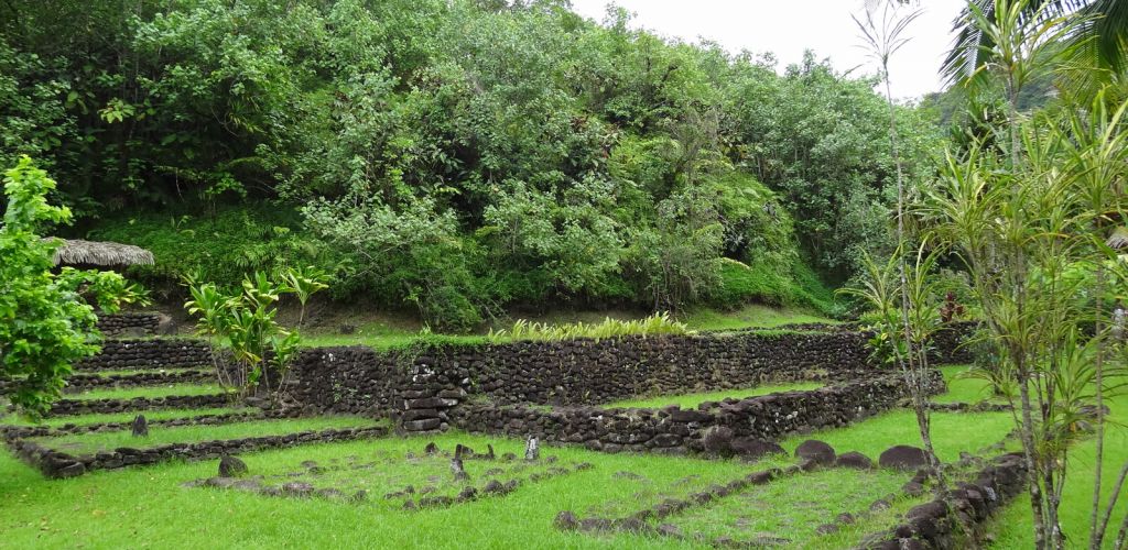 Tahiti Ausflug Geländewagensafari - Steinmauern - Tahiti