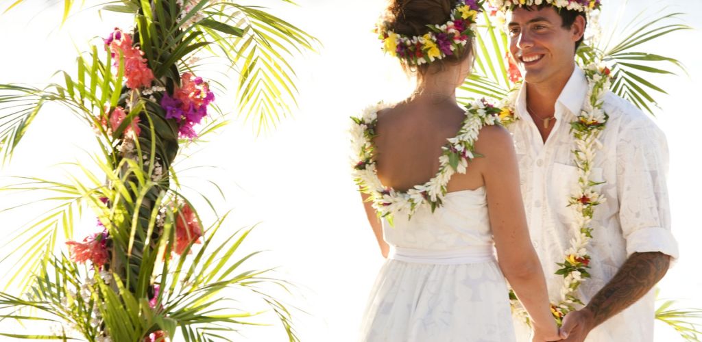 Heiraten Aitutaki - Paar mit Blumenkränzen - Cook Inseln