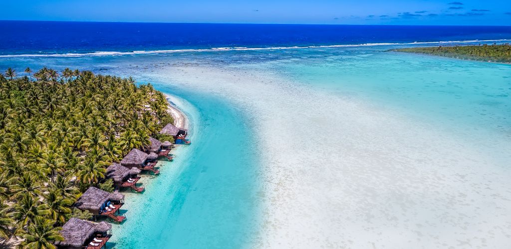 Hotel Aitutaki Lagoon Resort - Überwasserbungalows Luftaufnahme - Cook Inseln