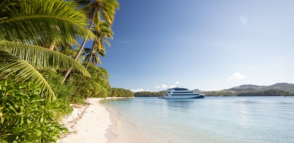 Kreuzfahrt Blue Lagoon Cruises - Schiff am tropischen Strand - Fiji