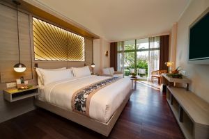 Zimmer mit Kingsize-Bett & Gartenblick