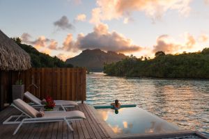 Überwasservilla mit Pool & Blick auf den Otemanu