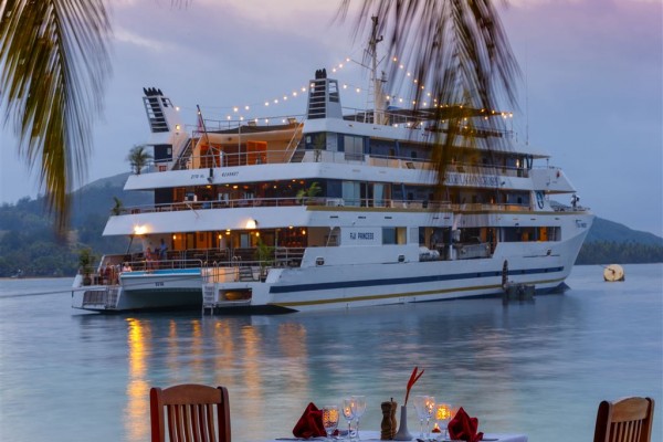 Kreuzfahrt Blue Lagoon Cruises - Schiff Abendstimmung - Fiji