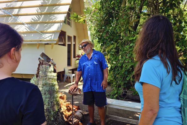 Ausflug Inselrundfahrt Rarotonga - Kokosnuss öffnen - Cook Inseln