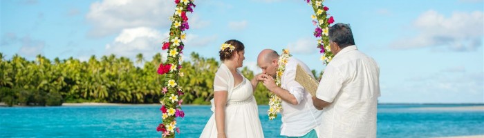 Hochzeit One Food Island Aitutaki - Blumenbogen Priester - Cook Inseln