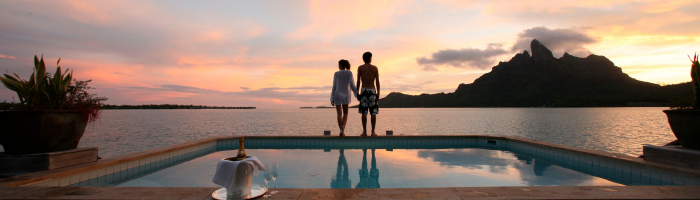 Heiraten in der Südsee - Paar am Pool - Bora Bora