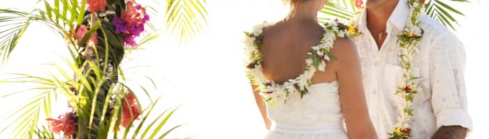 Heiraten Aitutaki - Paar mit Blumenkränzen - Cook Inseln