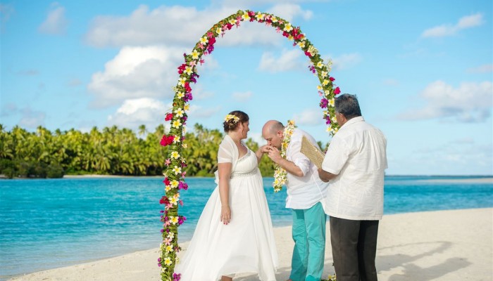 Hochzeit One Food Island Aitutaki - Blumenbogen Priester - Cook Inseln