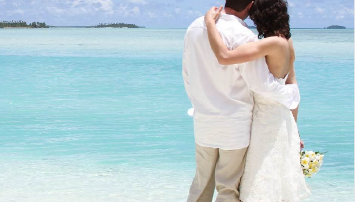 Heiraten Motu E'e Aitutaki - Brautpaar am Strand - Cook Inseln