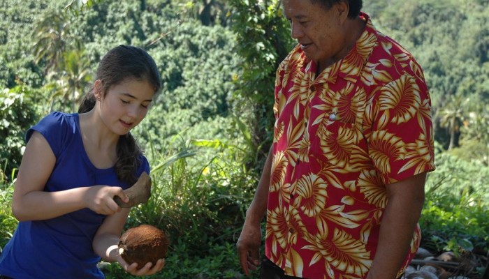 Ausflug Inselrundfahrt Rarotonga - Kokosnuss öffnen - Cook Inseln