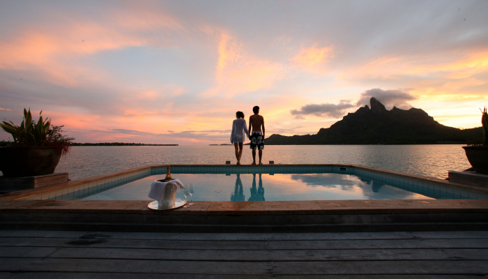 Heiraten in der Südsee - Paar am Pool - Bora Bora