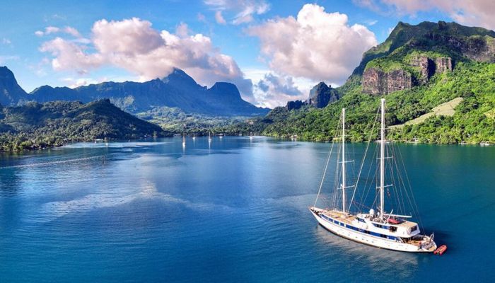 Kreuzfahrt Panorama II. - Schiff vor Moorea - Französisch Polynesien