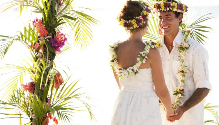 Heiraten Aitutaki - Paar mit Blumenkränzen - Cook Inseln