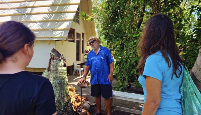 Ausflug Inselrundfahrt Rarotonga - Kokosnuss öffnen - Cook Inseln
